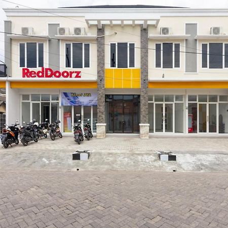 Готель Reddoorz Syariah @ Kebraon Сурабая Екстер'єр фото