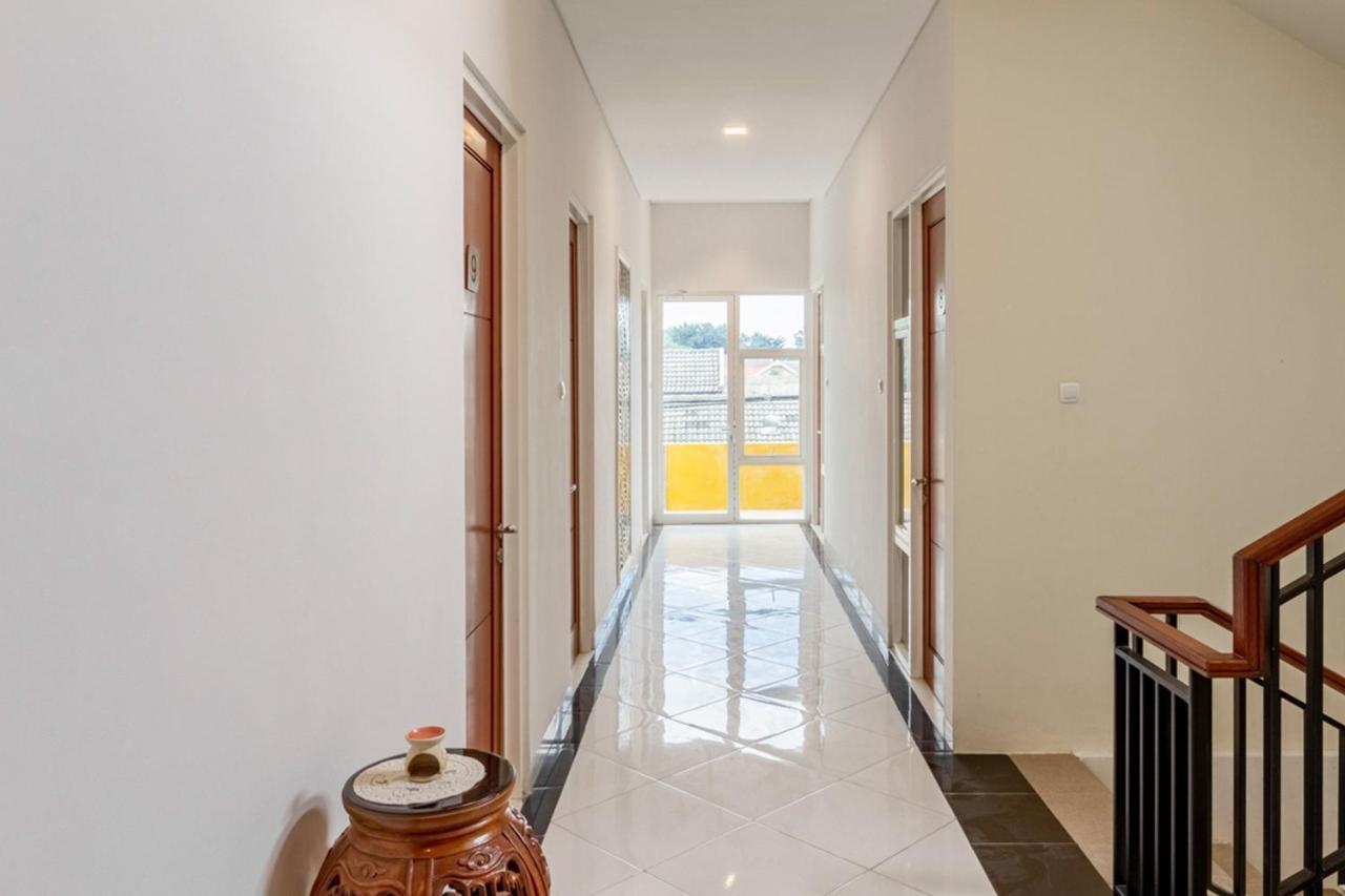 Готель Reddoorz Syariah @ Kebraon Сурабая Екстер'єр фото