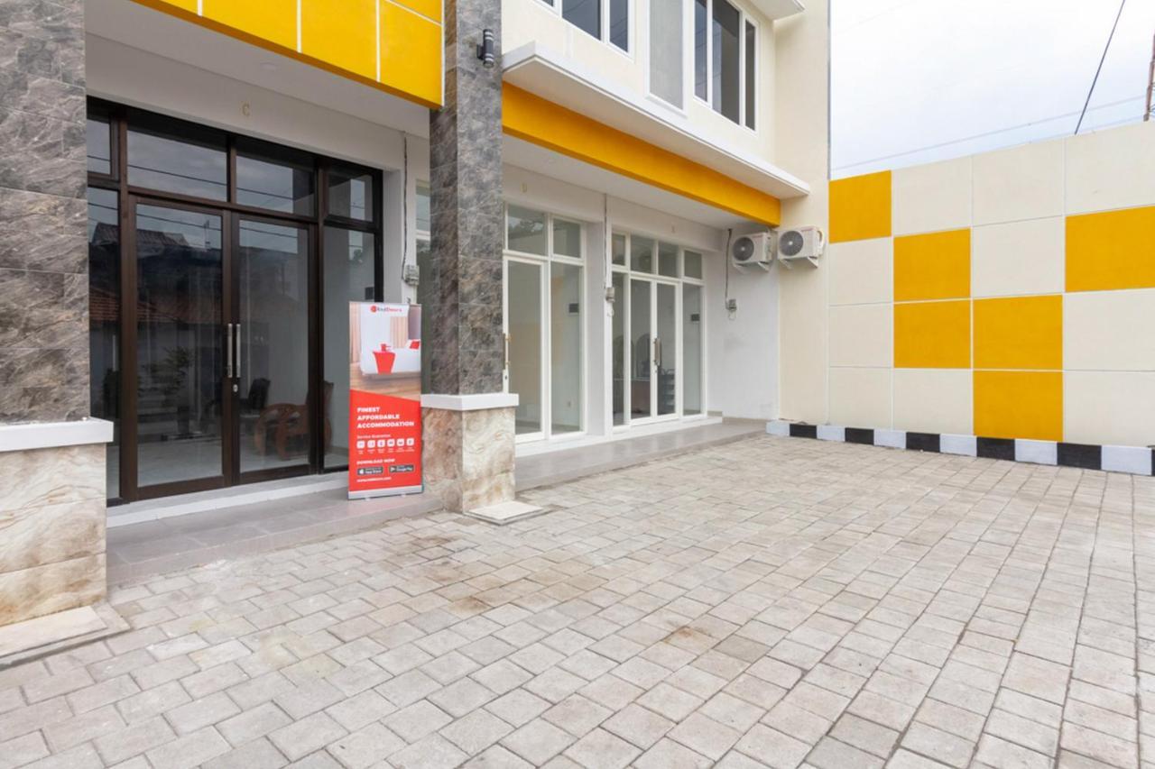 Готель Reddoorz Syariah @ Kebraon Сурабая Екстер'єр фото